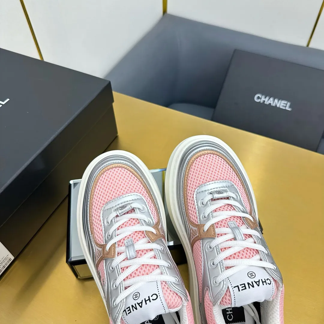 👟👟Ex-factory price 680👟👟 Upgraded version, upgraded version, upgraded version! No rebuttal accepted! ! ! ! Chanel Chanel panda shoes! 2025 counter's top casual sports shoes. This classic design; the upper is electro-embroidered with a variety of techniques; the outsole is fashionable and sporty; the unusual inclusion of a variety of color matching elements... The diversified mix and match is very good-looking and versatile, and can be used for leisure, fashion, sports, and outdoor... ꫛꫀꪝ Go➫ Materials: ❶Upper made of: original imported first-layer silk cowhide + original waterproof cloth + original first-layer cowhide ❷Inner lining: Original Yangli+Net ❸Outsole based on: Original TPU combination outsole Counter boutique packaging complete set for women 35–41 👉 👉